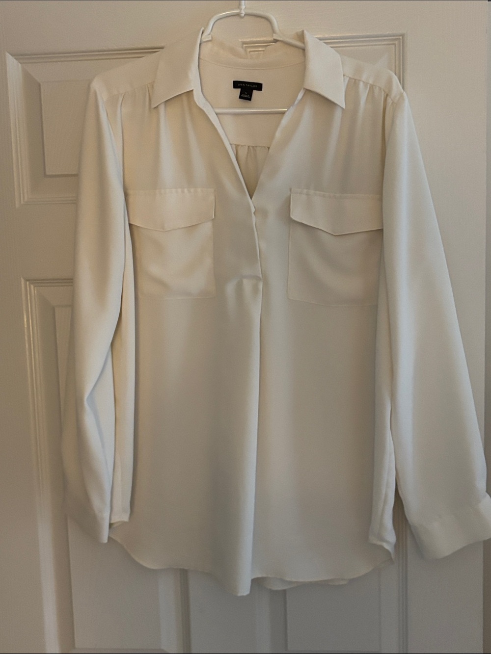 Ann Taylor Ivory v-neck perfect shirt with front pockets